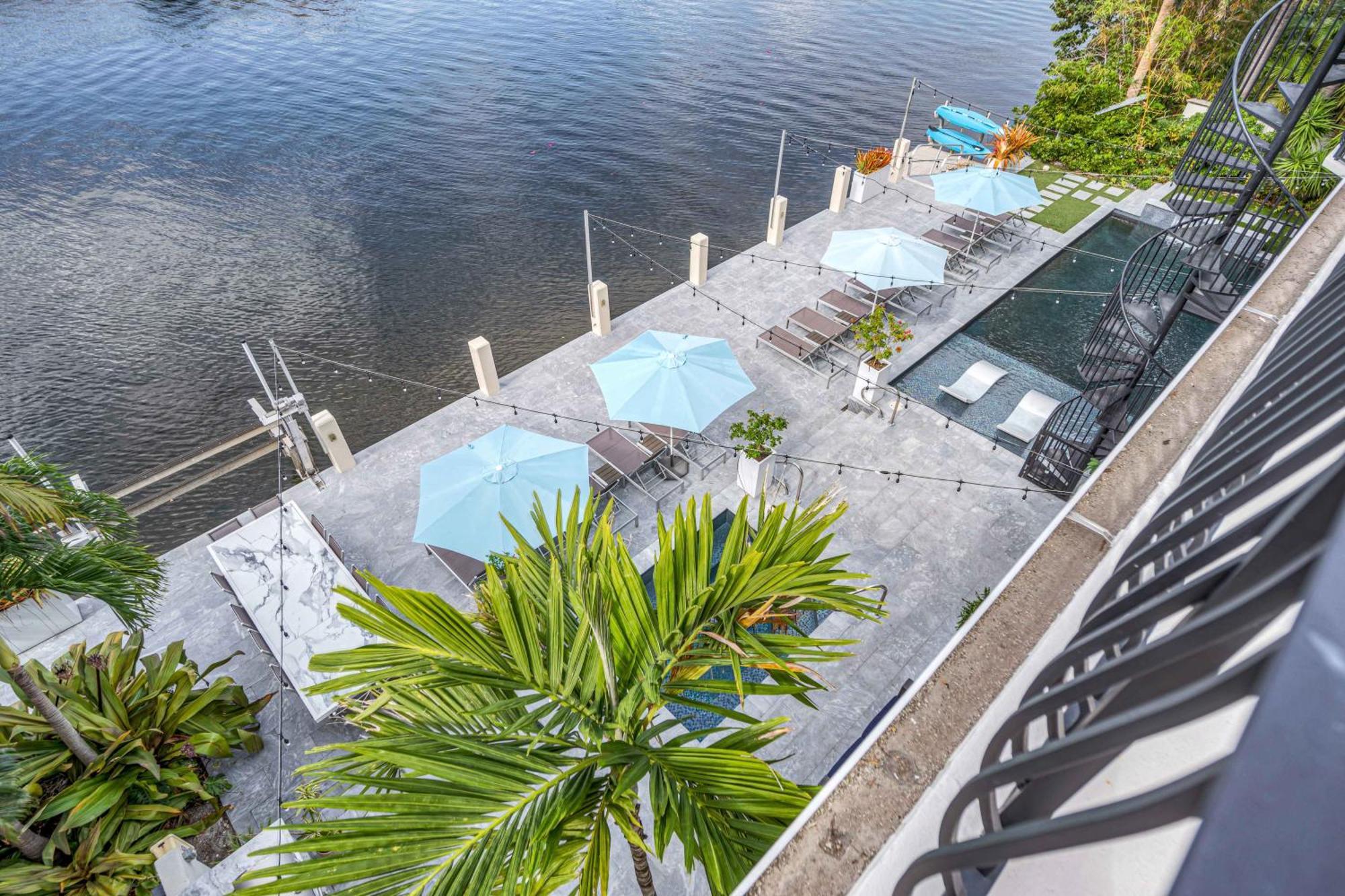 The Modern Castle Canal View Access Rooftop Living Greenhouse Vlllas Fort Lauderdale Exterior photo