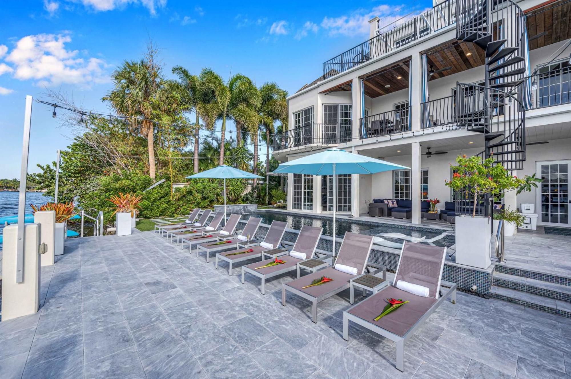 The Modern Castle Canal View Access Rooftop Living Greenhouse Vlllas Fort Lauderdale Exterior photo